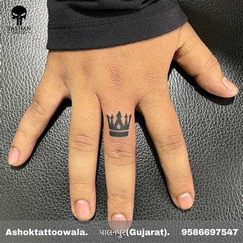 krone tattoo finger
